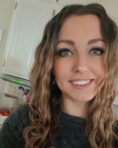 a selfie image of freelance digital marketer, Harlee Nielsen